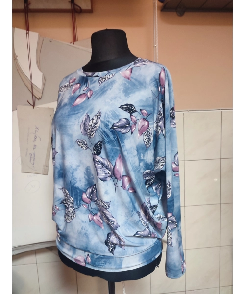 Wzorzysta bluzka Oversize z lejącego materiału - różowe listeczki